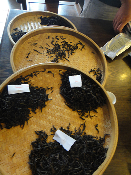 Verschiedene Wu Yi Rock Tea zum Degustieren und Vergleichen in der Teefabrik (und Teeladen und Haus) von einem unserer Lieferanten in Wuyishan