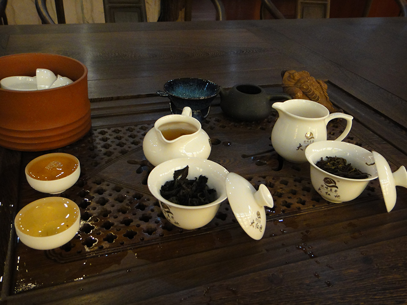 Vergleichen von zwei Mustern im Teeladen in der Hotellobby