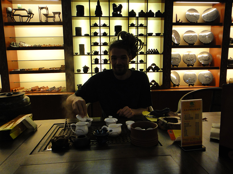 Kaspar Lange mietet sich im Teeladen in der Hotellobby ein um die verschiedenen Muster in Ruhe zu vergleichen