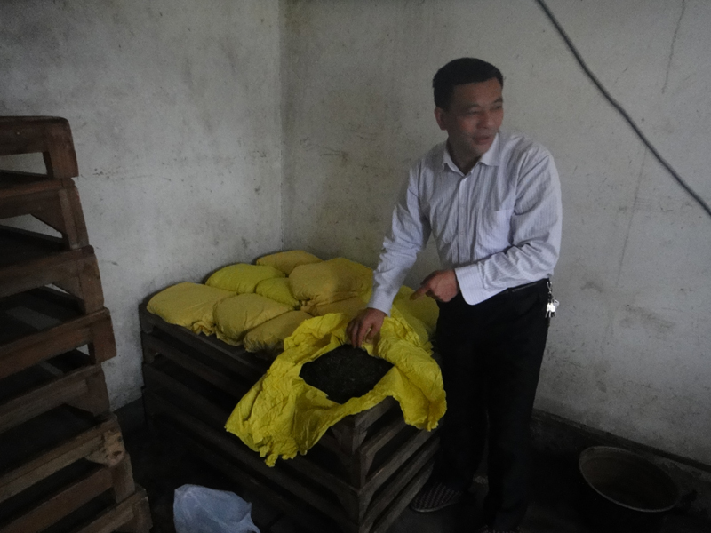 Im Holzkohlebeheizten Menhuang-Raum, wo der Tee fast zwei Wochen alle halbe Stunde ausgepackt und umgeschichtet wird