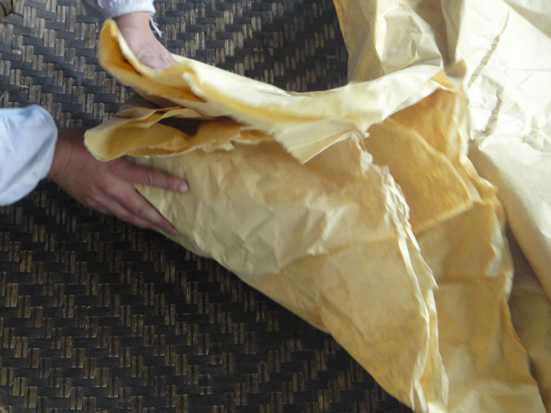 Das Blattgut wird in spezielles Papier eingepackt zum Menhuang - stickig/schwül gelben