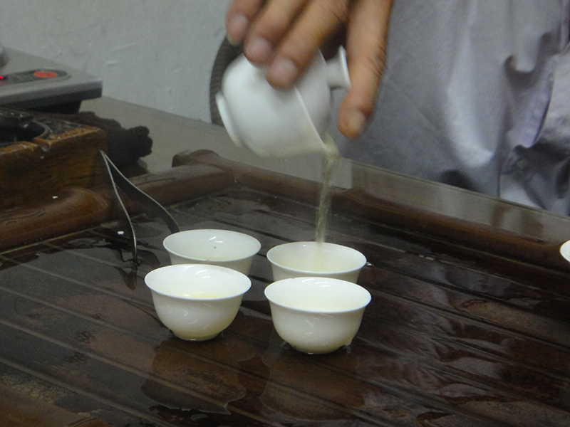 Der Tee wird aufgegossen in der klassischen Variante des Chaozhou-Gongfucha
