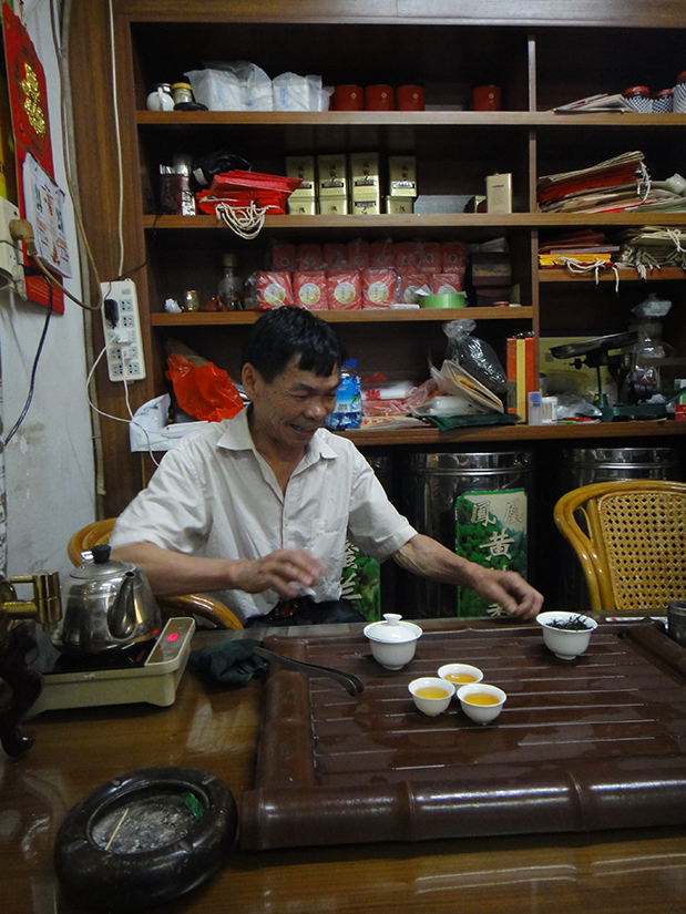Der Vater der Familie Lan beim Teezubereiten im Teeladen in Chaozhou