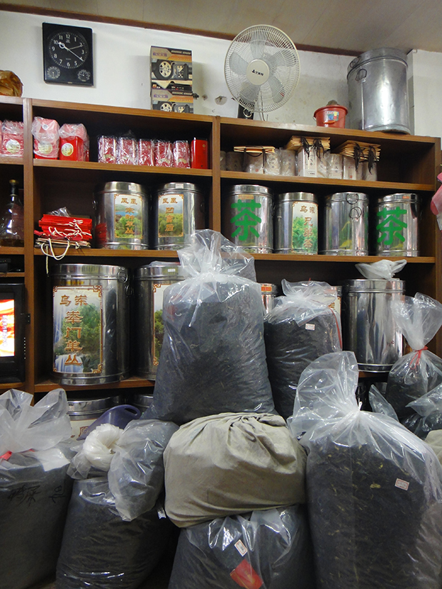 Teeladen der Familie Lan in Chaozhou mit Säcken voll frischen, noch ungerösteten Tees