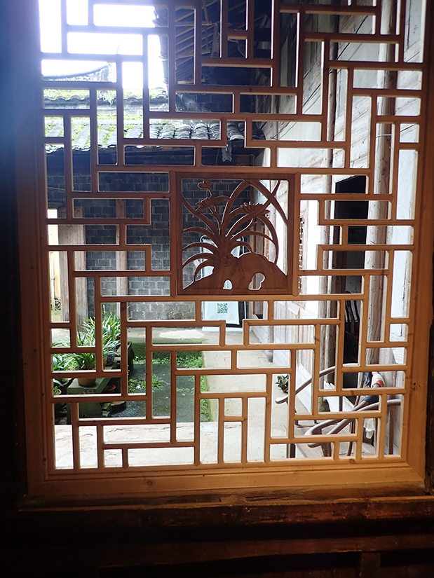 Blick aus dem Fenster des Teezimmers in den Innenhof des alten Hauses der Familie Shi