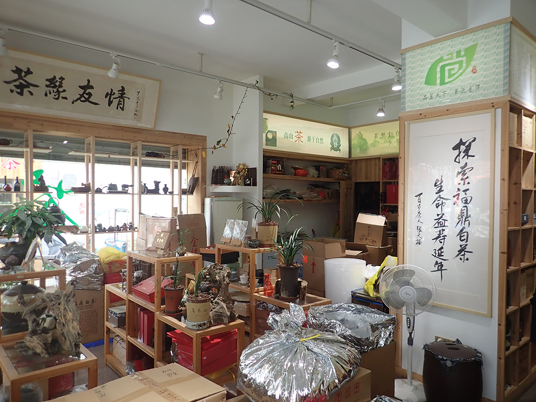 Der schön gepflegte Teeladen von Shi Xiuling ist zur Erntezeit vollgepackt mit Kisten