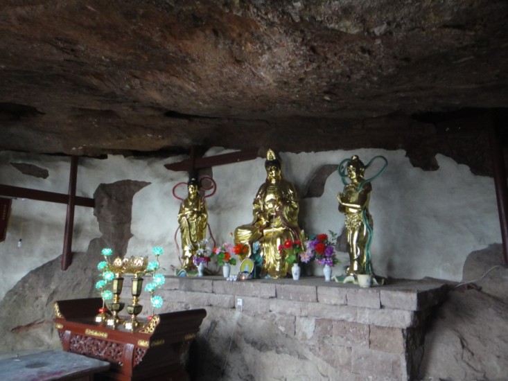 Buddhastatuen in einer Grotte