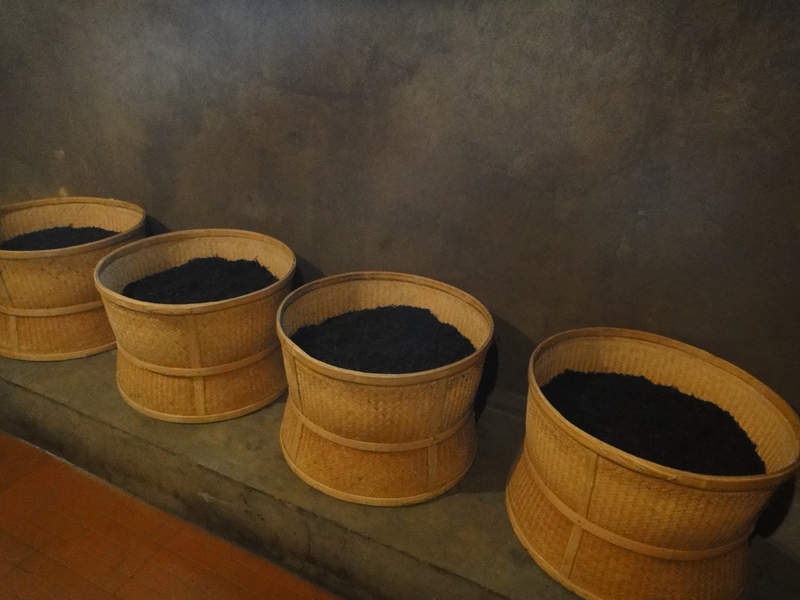 Nach den Verarbeitungsschritten Oxidieren, Erhitzen und Trocknen werden Wuyi Rock Tea über Holzkohle geröstet