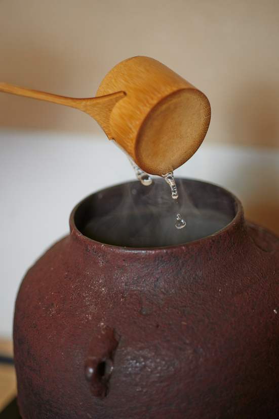 Wasser schöpfen für die japanische Teezeremonie
