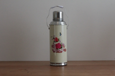 Image du produit:Thermoskanne 1.2 L, beige mit Schmetterling und Rosen