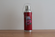 Product image for:Thermoskanne 1.2 L, rot mit Rosen